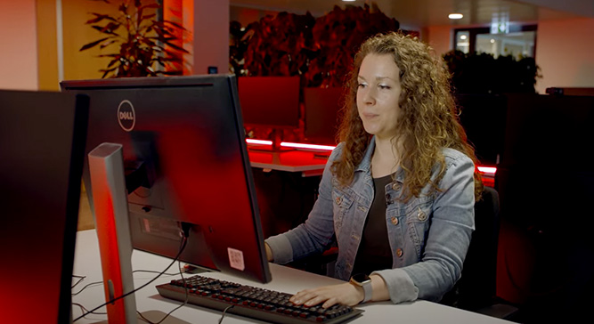 Woman in front of a PC at the AnyDesk office